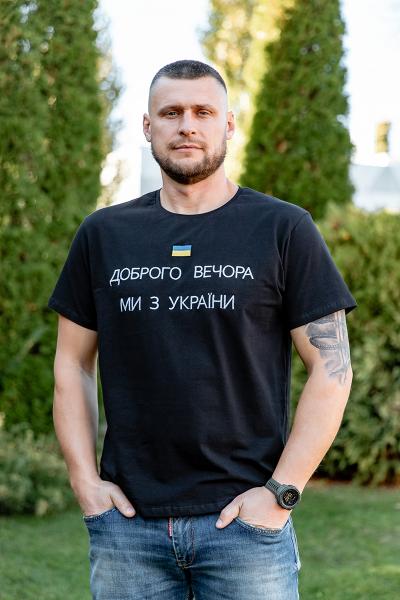 Футболка с вышивкой Добрый вечер мы с Украины, черная 480805111-101