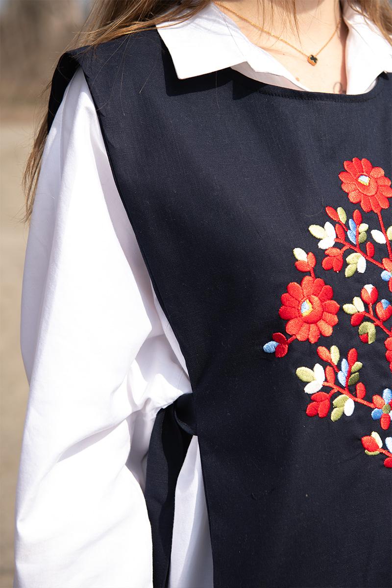 Вишита жилетка, темно-синя 400670193-040