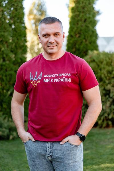 Подивитись Футболка з вишивкою Доброго вечора, з гербом, бордова 480805111-411 Футболка з вишивкою Доброго вечора, з гербом, бордова 480805111-411