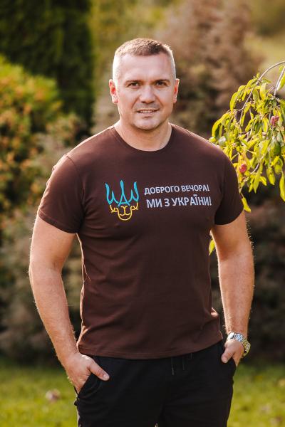 Подивитись Футболка з вишивкою Доброго вечора, з гербом, коричнева 480805111-611 Футболка з вишивкою Доброго вечора, з гербом, коричнева 480805111-611