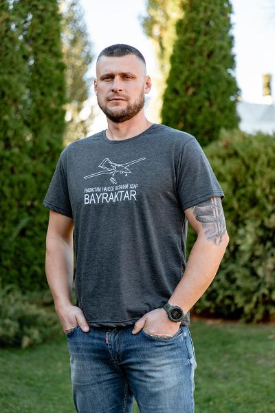 Подивитись Футболка з вишивкою BAYRAKTAR , антрацит 480805111-707 Футболка з вишивкою BAYRAKTAR , антрацит 480805111-707