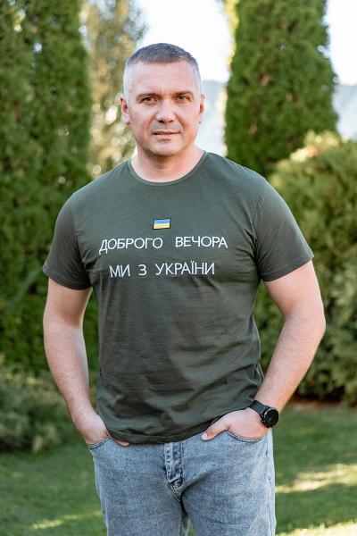 Футболка с вышивкой Добрый вечер мы с Украины, хаки 480805111-301