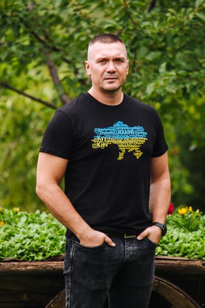 Подивитись Футболка з накатом Україна, чорна 480807111-002 Футболка з накатом Україна, чорна 480807111-002