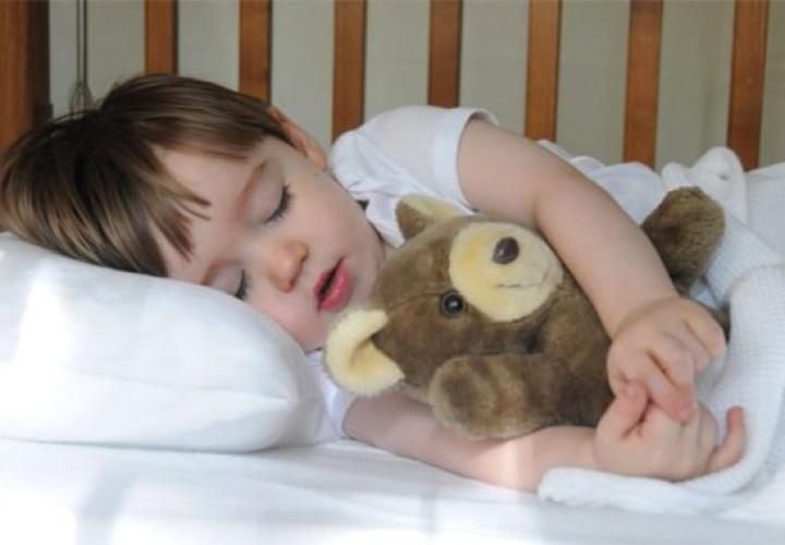 Як привчити дитину спати у своєму ліжечку?