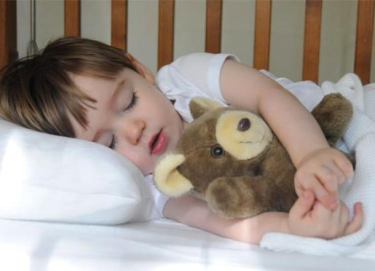 Як привчити дитину спати у своєму ліжечку?